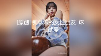 在出租屋里掰开白皙长发女友的双腿狂插