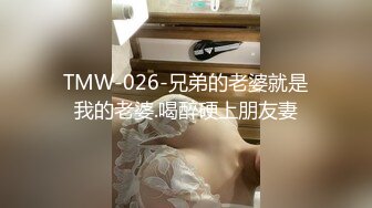 大胸小逼超骚的小少妇陪狼友直播大秀，全程露脸这大奶子真稀罕人，小逼特写玩弄大黑牛自慰揉捏骚奶子好刺激