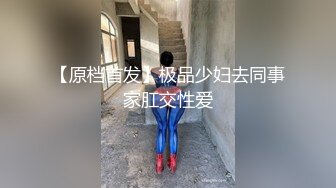 刚生完孩子不久的大美妞奶子涨的巨大，奶水用不完，哥几个上去啃两口尝尝外国母乳啥味道