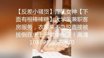 ❤❤清纯甜美19美少女，两个小辫卡哇伊，闺蜜旁边自摸小穴，微毛小骚逼，翘起屁股，摇摆诱惑