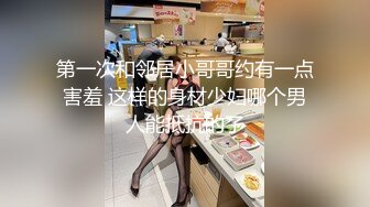 黑丝露脸短发风骚少妇用小嘴伺候大哥鸡巴，全程露脸深喉草嘴，电动道具抽插骚穴