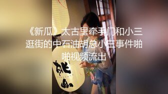 小夫妻穿上情趣衣，家中客厅啪啪