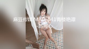 丰满女友，小荡妇，躺着给假鸡巴搞，随便蹭几下阴穴都湿哒哒啦！