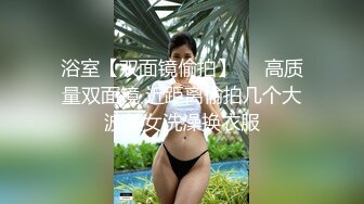 公園草坪上半坐著休息的紅短裙美少婦,不小心敞開的白內褲和鼓鼓的陰部