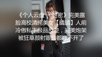 两只萝莉小母狗 爽不爽 三个洞都被填满了 三根鸡巴在母狗的身体里运动 小母狗撅起屁股被单男们排队轮奸