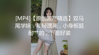 双人妖银发纹身迷人连衣裙喜欢型男后面爱抚前面深喉吃鸡巴兴奋相互插菊一起享受后门快感