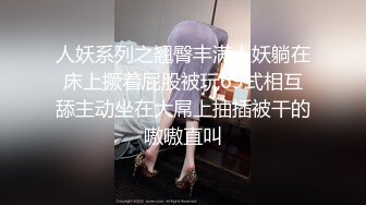 [MP4/ 676M] 头套男沙发推到掰开鲍鱼被狠狠爆操一番，贵妃床上女上位销魂啪啪骑乘眼镜妹子