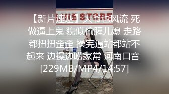 漂亮高跟黑丝少妇脱光吃鸡口含双屌尽情轮番泄欲在车上被巨根狂插淫水直流精液射一肚子