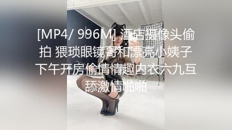 《魔手☛外购☀️极品CP》地铁女厕全景偸拍络绎不绝的年轻小姐姐方便☀️美女多亮点多，妹子换奶罩一对大奶又圆又挺手感绝对一流 (3)