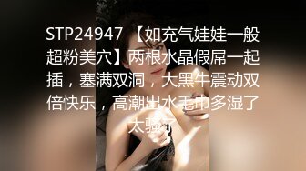 公园尾随穿卡通绿连衣裙小美妇上厕所,诱人的唇肉闭合成一个花形