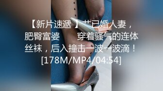 【极品稀缺 破解摄像头】JK风小姐姐更衣间拿手机自拍 多角度偷拍