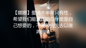 按摩棒玩弄白嫩黑逼母狗后入肥臀