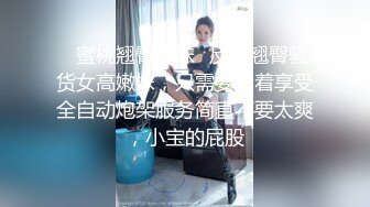 抱着婶子的大白屁股疯狂后入，婶子不停的呻吟，40多岁的女人身体实在太棒了，水多会玩特别骚，操起来整个人感觉要上天