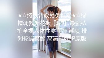 商场女厕全景偷拍两个美女的肥鲍鱼 卧槽!无意中发现还有一个小伙也在趴下看美女的B