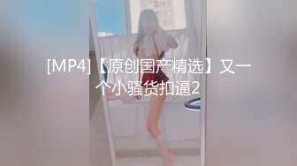 [MP4/ 548M] 激情4P玩弄床上的两位年轻女奴，撅着屁股让两位小哥把跳弹塞进逼里扩阴器玩弄