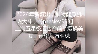 骚表姐理发店内享受小老弟的按摩服务，直接被小老弟把裤子扒下给舔逼，把鸡巴塞进嘴里直接抽插又草逼口爆