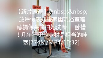 多人运动，骚老婆恨不得把蛋蛋也塞进b里-娇小