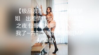 美妞真会玩吃着鸡巴还会边拿鸡巴抽打自己的嘴巴