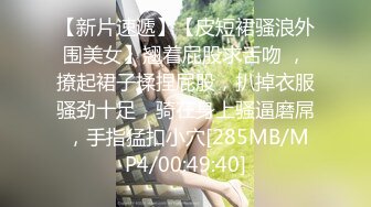 镜子前欣赏老婆