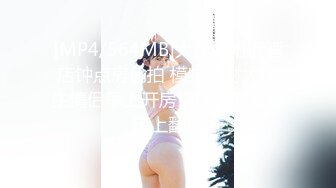 3P爱笑兼职牛仔裤女孩