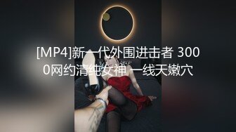 看到眼镜妹和她男朋友悄悄进了男生洗澡间我就知道肯定会好戏看，果然没让我失望