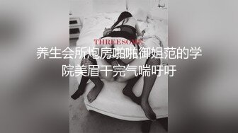 无毛逼风骚少妇看着黄片让大哥草，无套揉脸侧身吃着奶子草着逼，疯狂输出浪叫不断，直接让大哥射床单上刺激[