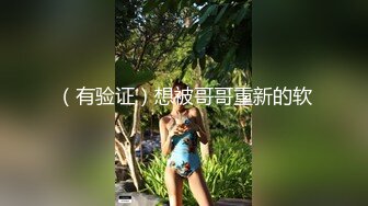 随意扒下美女的领口