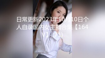 后厨操作间新来的实习生小妹占着茅坑不拉屎不停地刷抖音