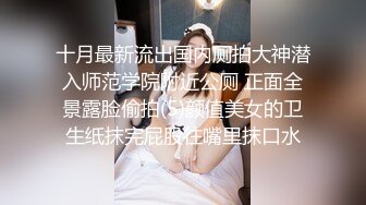 逛万达厕所还是挺旺的，来女生厕所的络绎不绝 一下子拍三个小逼，再出来等候拍脸 有美有轻熟少妇！3