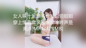 这女神防范的也太严了 齐B短裙里面还穿着短裤