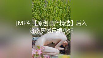 [MP4/ 782M] 苗条妹子白嫩粉木耳戴套男上姿势狂插肛门，前面用道具，前后双插，女的要上天了不停的求饶