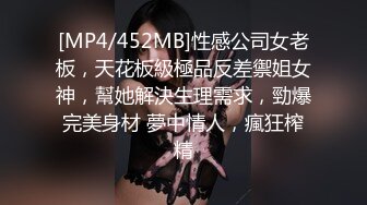 顶级美乳花臂纹身外围极品女，扒掉内裤小背心，揉捏两个大奶子，超近视角深喉，翘起屁股抽插美臀，持续输出爆操