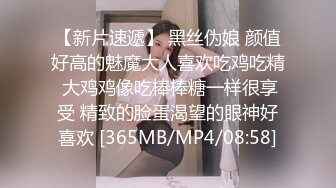 帅小伙趁兄弟喝醉肆意妄为,边吃鸡巴边直播发骚,发出阵阵骚叫,听得都想把他操烂了