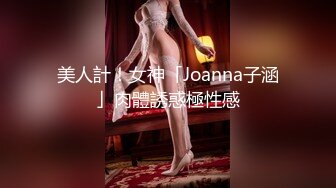 办公楼女厕全景偷拍眼镜女同事连着拍到她两次 (2)