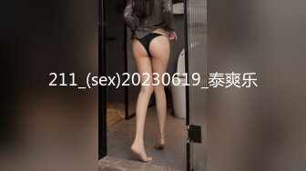 近距离偷拍女神级的美女下面是黑的一塌糊涂