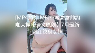 欧美少妇被大胡子猛大叔按到无套啪啪白虎卖力深喉，无套爆菊花