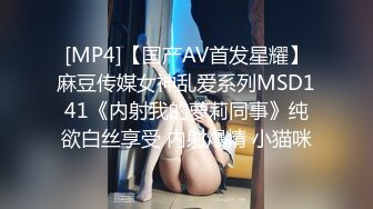 [MP4/ 967M]&nbsp;&nbsp;阿姨很忙看着自己的骚女儿在床上被大哥爆草抽插，陪狼友互动撩骚吃女儿奶子