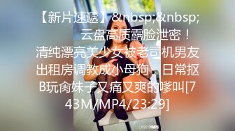 双女仆抢吃一根肉棒