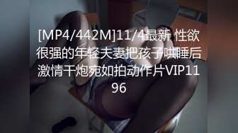 乖女儿露脸跟妈妈一起，被妈妈扒光了吃奶玩逼AV棒摩擦阴蒂