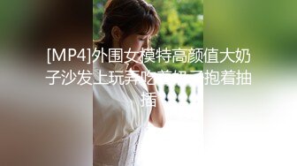 嫖熟女鸡又一集，老规矩无套内射熟女，白白的浆液从淫穴流了出来！