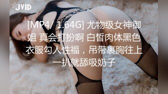 邪恶的房东暗藏摄像头偷窥身材丰满的八字奶少妇洗澡