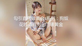 淫荡巨乳嫂子，看着黄片想要了，吊带丝袜美臀，翘起摇摆求操，后入猛怼，两个奶子乳摇，第一视角抽插