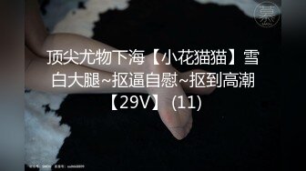 老牛吃嫩草自拍達人秦老六拿著自拍棒和妹子邊啪邊自拍