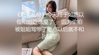 高速路上小骚逼媳妇就喊着受不了啦，非要脱下内裤露出，只好腾出一只手帮媳妇解决下生理需求！