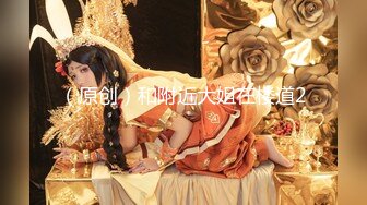 《极品CP魔手外购》美女如云餐饮店大神躲藏女厕逼脸同框偸拍数位小姐姐方便，被一个美女发现翻车了还好没有推门吓尿了 (5)