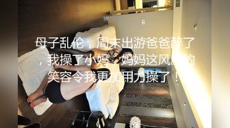 漂亮妹子被抱着大鸡吧猛插菊花 骚叫不停 看人家插菊花咋那么容易 滋溜一下就进去了