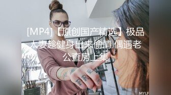 洗澡時手指摳玩眼鏡可愛蘿莉小女友,被摳的輕喊想做