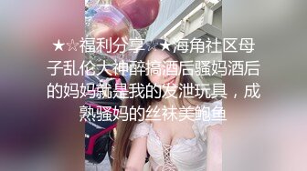 KTV女厕偷拍 长发高跟美女在B里面找什么呢 那么仔细