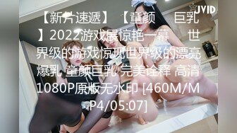 酒吧偷拍极品高跟鞋美女光顾着玩手机了